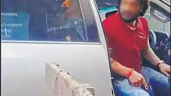 सफाईकर्मी पर पिस्तौल तानने का आरोप, SUV ड्राइवर पर केस दर्ज सफाईकर्मी पर पिस्तौल तानने का आरोप, SUV ड्राइवर पर केस दर्ज