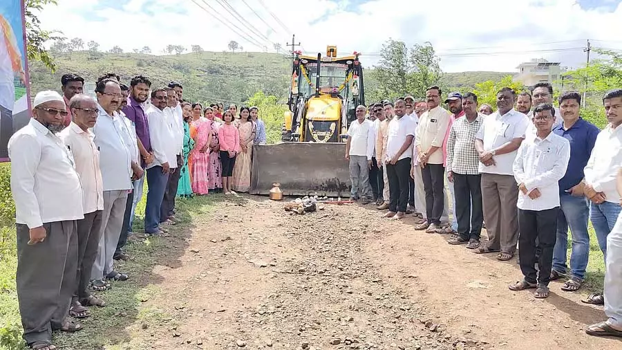 Chikkodi : 90 लाख की लागत से सड़क निर्माण कार्य का शुभारंभ Chikkodi : 90 लाख की लागत से सड़क निर्माण कार्य का शुभारंभ