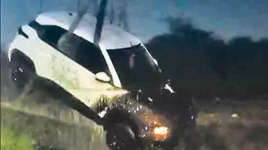 Noida: कार नाले में गिरने से दंपत्ति मामूली रूप से घायल हुए Noida: कार नाले में गिरने से दंपत्ति मामूली रूप से घायल हुए
