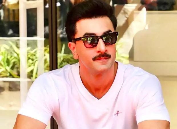 Ranbir Kapoor ने दिल्ली एयरपोर्ट पर घायल सहयात्री की मदद कर जीता सबका दिल Ranbir Kapoor ने दिल्ली एयरपोर्ट पर घायल सहयात्री की मदद कर जीता सबका दिल