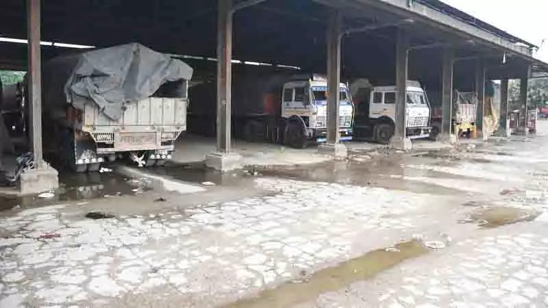 Ludhiana: अनाज मंडी में बारिश के बाद शेड की कमी से किसानों को परेशानी Ludhiana: अनाज मंडी में बारिश के बाद शेड की कमी से किसानों को परेशानी