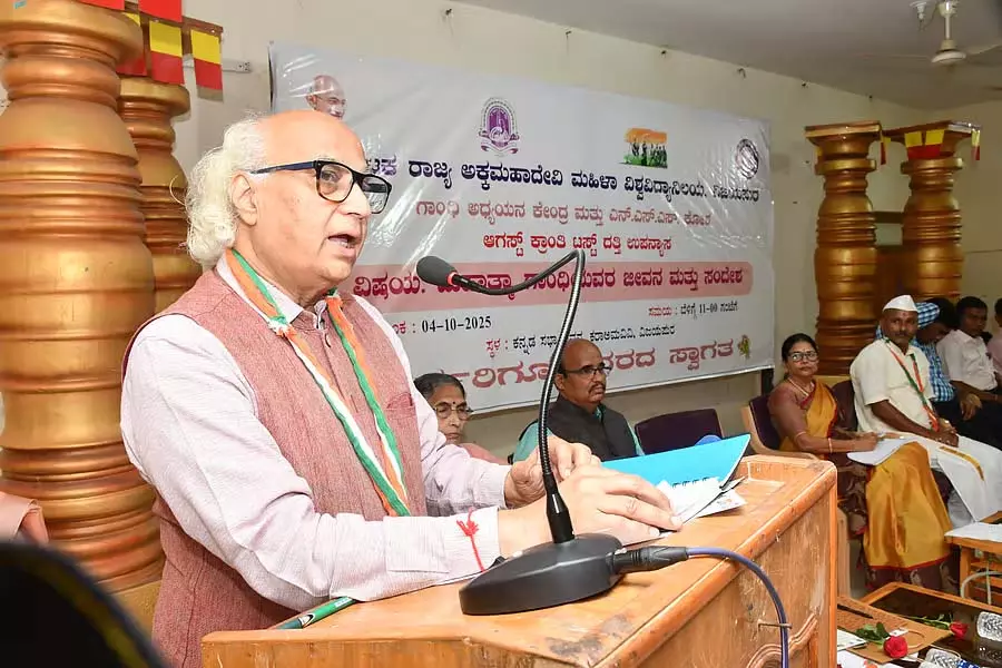 सत्य, अहिंसा गांधीजी का जीवन संदेश है: वरिष्ठ गांधीवादी सुधींद्र कुलकर्णी सत्य, अहिंसा गांधीजी का जीवन संदेश है: वरिष्ठ गांधीवादी सुधींद्र कुलकर्णी