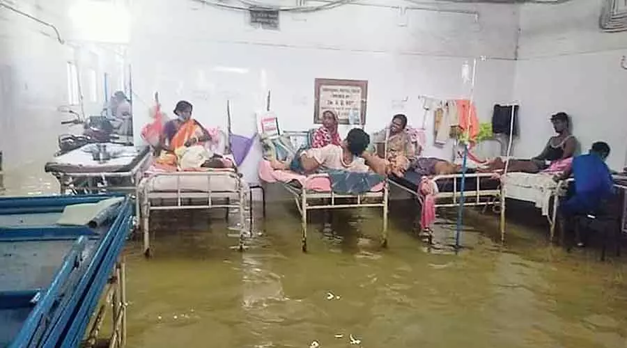 West Medinipur: बारिश से अस्पताल प्रभावित, गड़बेता में हालात गंभीर West Medinipur: बारिश से अस्पताल प्रभावित, गड़बेता में हालात गंभीर