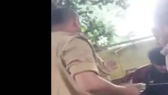 Kanpur में एक छात्र की पिटाई का वीडियो सामने आने के बाद पुलिसकर्मी को निलंबित कर दिया गया Kanpur में एक छात्र की पिटाई का वीडियो सामने आने के बाद पुलिसकर्मी को निलंबित कर दिया गया
