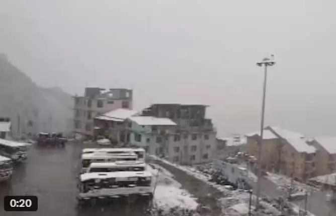 Himachal Pradesh के ऊंचे पर्वतों पर ताजा बर्फबारी Himachal Pradesh के ऊंचे पर्वतों पर ताजा बर्फबारी