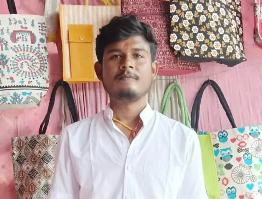 फंदे से लटका मिला लिव इन रिलेशनशिप में रह रहे युवक का शव, महिला के दो बच्चे हैं फंदे से लटका मिला लिव इन रिलेशनशिप में रह रहे युवक का शव, महिला के दो बच्चे हैं