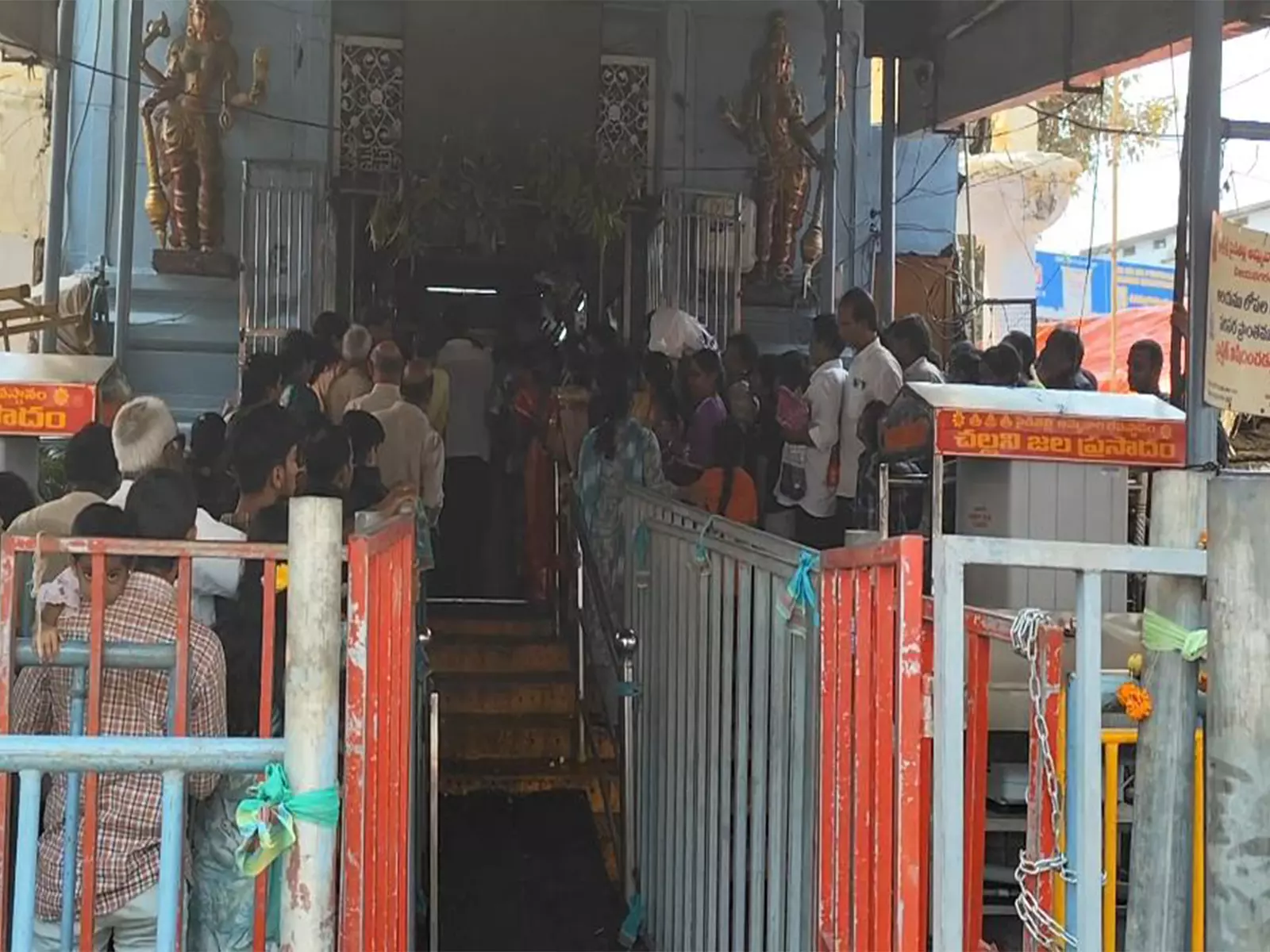 Goa के राज्यपाल अशोक गजपति राजू ने देवी पिडिटल्ली को रेशमी वस्त्र अर्पित किए Goa के राज्यपाल अशोक गजपति राजू ने देवी पिडिटल्ली को रेशमी वस्त्र अर्पित किए