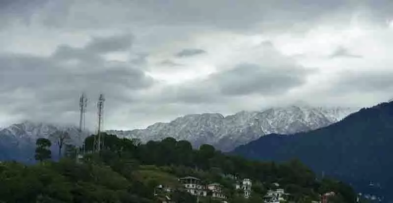 Dhauladhar में हल्की बर्फबारी, बारिश से सर्दी जैसे हालात Dhauladhar में हल्की बर्फबारी, बारिश से सर्दी जैसे हालात