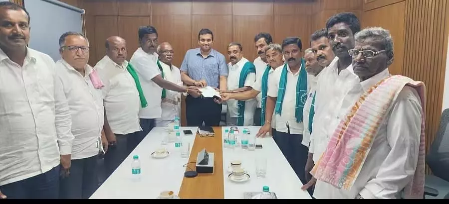 Hunsur : किसानों ने तम्बाकू के बेहतर दामों की अपील की Hunsur : किसानों ने तम्बाकू के बेहतर दामों की अपील की