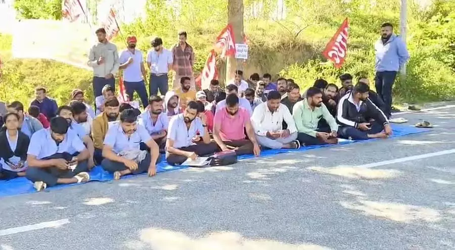 Hassan : प्रीकट कंपनी के ठेका श्रमिकों का विरोध प्रदर्शन Hassan : प्रीकट कंपनी के ठेका श्रमिकों का विरोध प्रदर्शन
