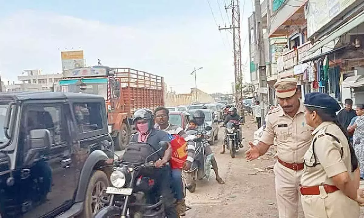Telangana: दशहरा के बाद भारी भीड़ ने MBNR राजमार्गों को अवरुद्ध कर दिया Telangana: दशहरा के बाद भारी भीड़ ने MBNR राजमार्गों को अवरुद्ध कर दिया