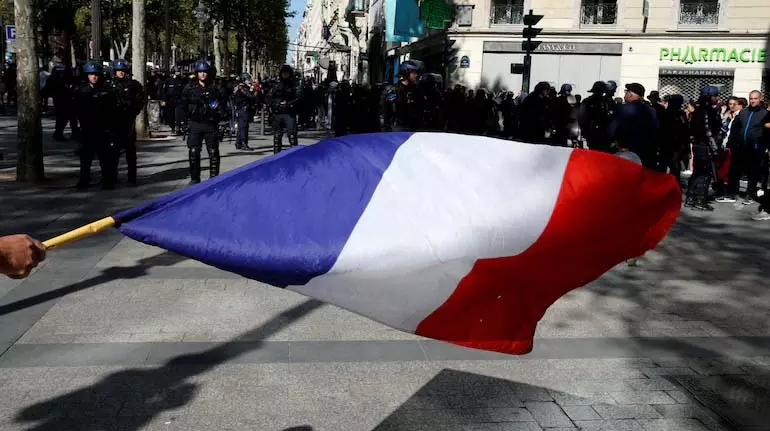 French के प्रधानमंत्री ने एक महीने से भी कम समय के कार्यकाल के बाद इस्तीफ़ा दे दिया French के प्रधानमंत्री ने एक महीने से भी कम समय के कार्यकाल के बाद इस्तीफ़ा दे दिया