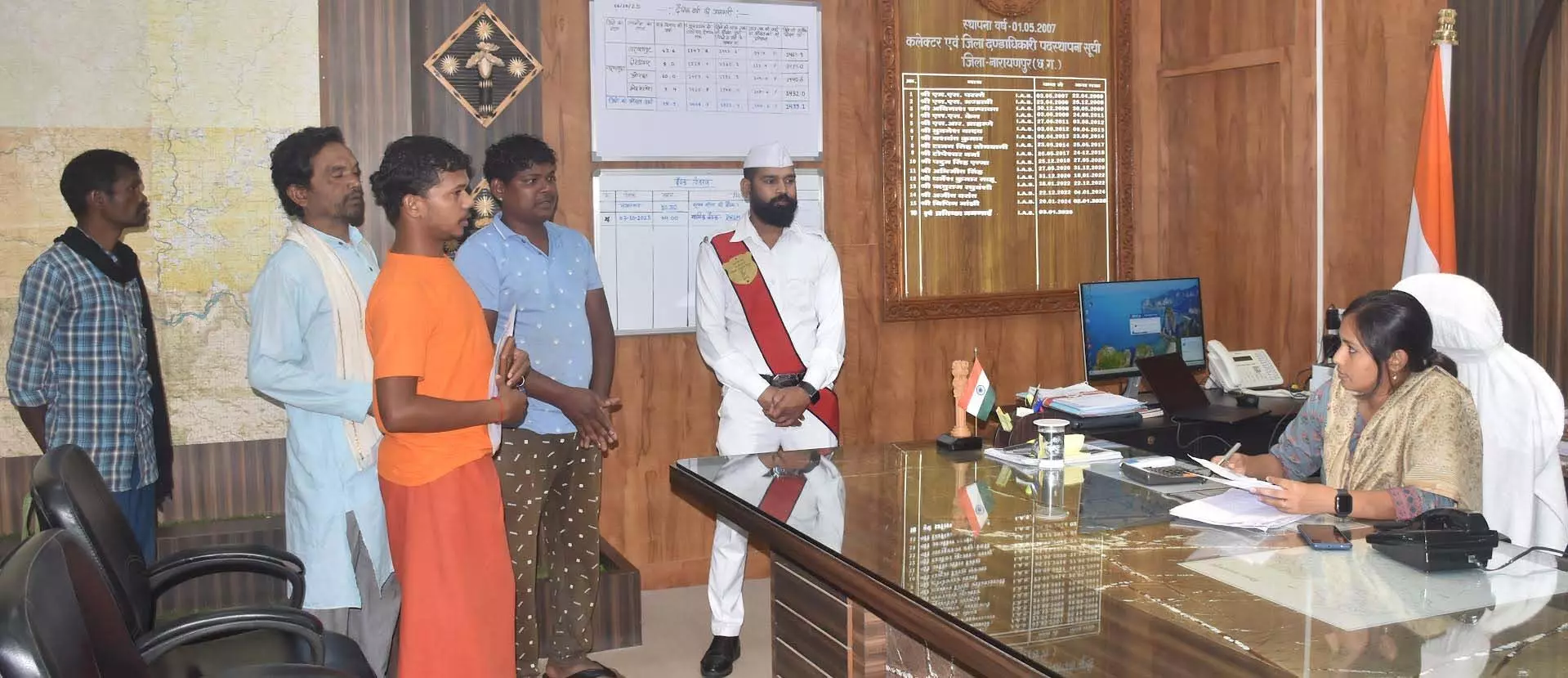 जनदर्शन में कलेक्टर ने सुनी आमजनों की समस्या, निराकरण करने दिलाया भरोसा जनदर्शन में कलेक्टर ने सुनी आमजनों की समस्या, निराकरण करने दिलाया भरोसा