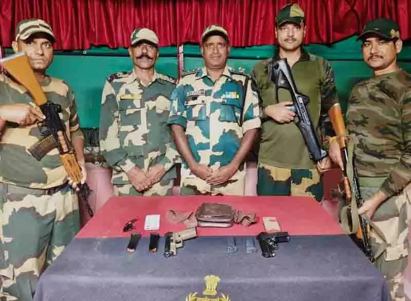 BSF ने अमृतसर में भारत-पाक सीमा पर ड्रोन से हथियारों की तस्करी को नाकाम किया BSF ने अमृतसर में भारत-पाक सीमा पर ड्रोन से हथियारों की तस्करी को नाकाम किया