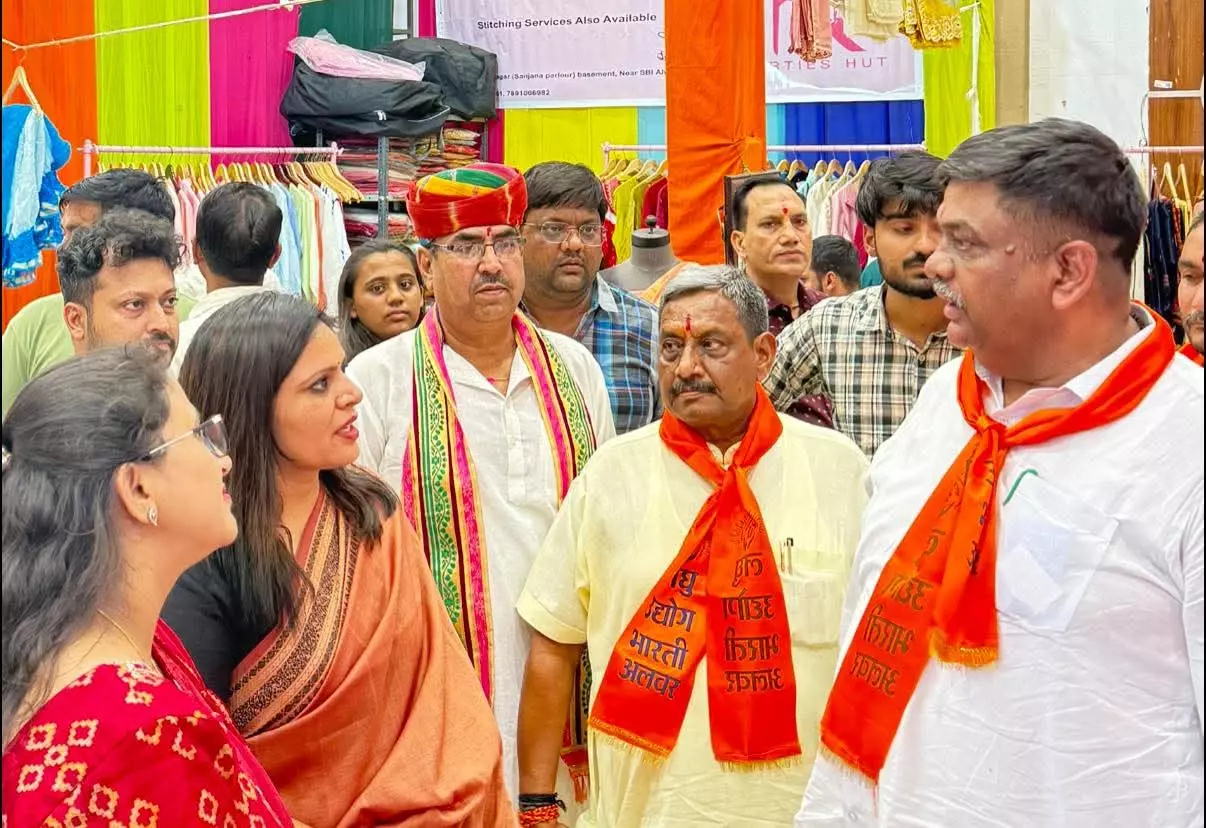 Jaipur: वन राज्य मंत्री ने किया ‘स्वयंसिद्धा-दीवाली प्रदर्शनी 2025’ का अवलोकन Jaipur: वन राज्य मंत्री ने किया ‘स्वयंसिद्धा-दीवाली प्रदर्शनी 2025’ का अवलोकन