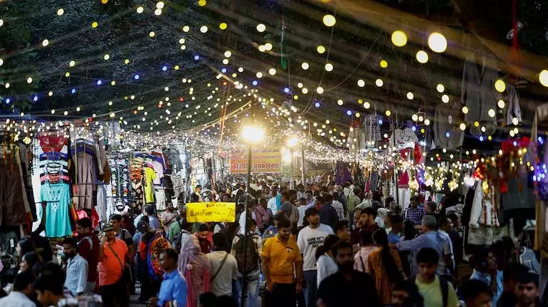 GST कटौती और छूट से त्योहारी मांग बढ़ी, टियर 2 और 3 श्रेणी के खरीदारों ने खरीदारी बढ़ाई GST कटौती और छूट से त्योहारी मांग बढ़ी, टियर 2 और 3 श्रेणी के खरीदारों ने खरीदारी बढ़ाई