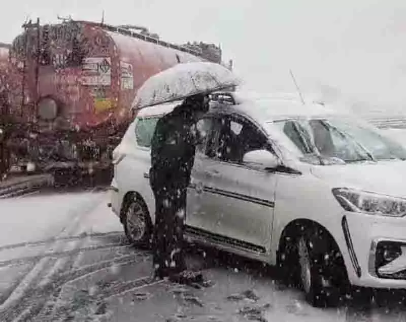 Rohtang, कुंजुम दर्रे में मौसम की पहली बर्फबारी, होटल व्यवसायी उत्साहित Rohtang, कुंजुम दर्रे में मौसम की पहली बर्फबारी, होटल व्यवसायी उत्साहित