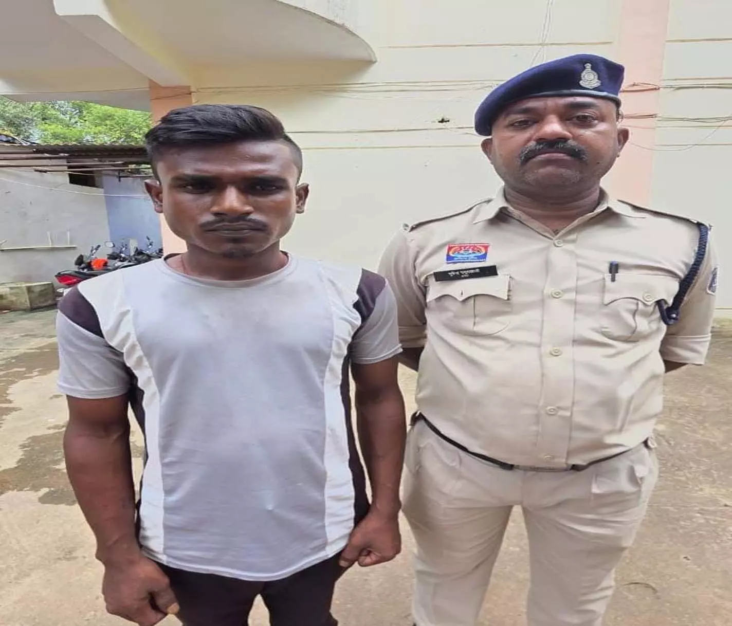 पुलिस की बड़ी कार्रवाई: गांजा बेचते युवक को रंगे हाथ पकड़ा, 88 हजार का माल जब्त पुलिस की बड़ी कार्रवाई: गांजा बेचते युवक को रंगे हाथ पकड़ा, 88 हजार का माल जब्त