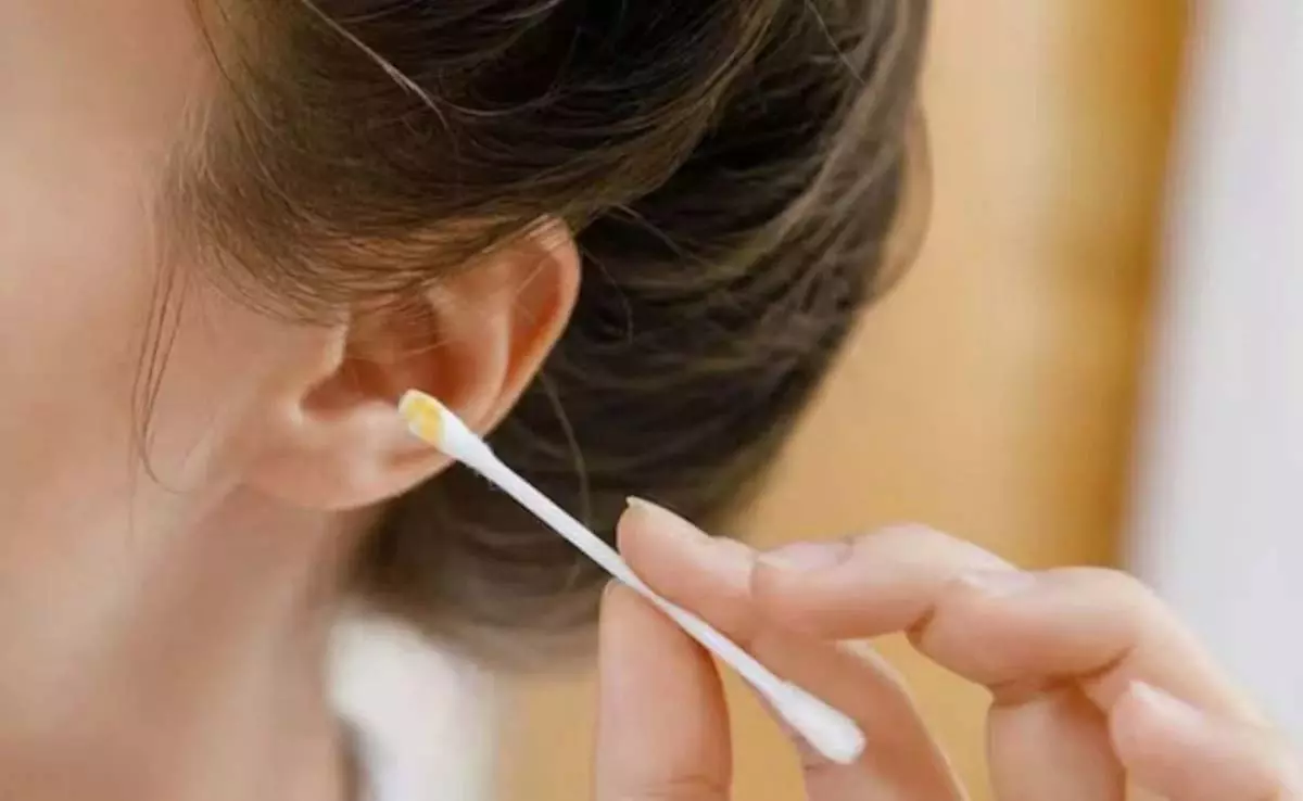 कॉटन स्टिक से करते हैं Ears की सफाई? हो जाइए सावधान! कॉटन स्टिक से करते हैं Ears की सफाई? हो जाइए सावधान!
