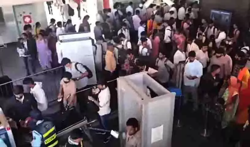दशहरा की छुट्टियों के बाद Hyderabad हाईवे पर भीषण ट्रैफिक जाम, मेट्रो स्टेशनों पर भारी भीड़ दशहरा की छुट्टियों के बाद Hyderabad हाईवे पर भीषण ट्रैफिक जाम, मेट्रो स्टेशनों पर भारी भीड़