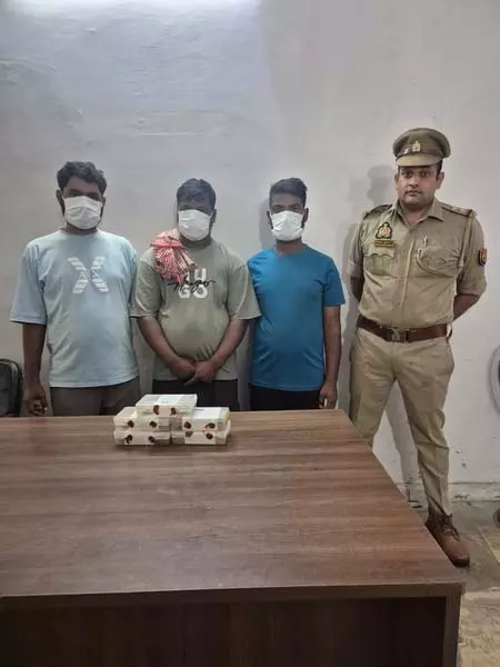 महिलाओं को ठगने वाले गिरोह का पर्दाफाश, तीन गिरफ्तार महिलाओं को ठगने वाले गिरोह का पर्दाफाश, तीन गिरफ्तार