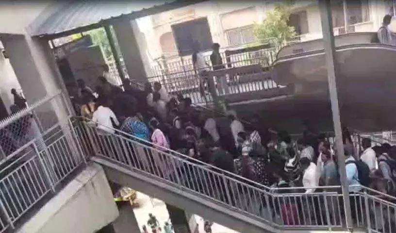 LB Nagar में भारी ट्रैफिक जाम.. मेट्रो स्टेशन पर भीड़ LB Nagar में भारी ट्रैफिक जाम.. मेट्रो स्टेशन पर भीड़