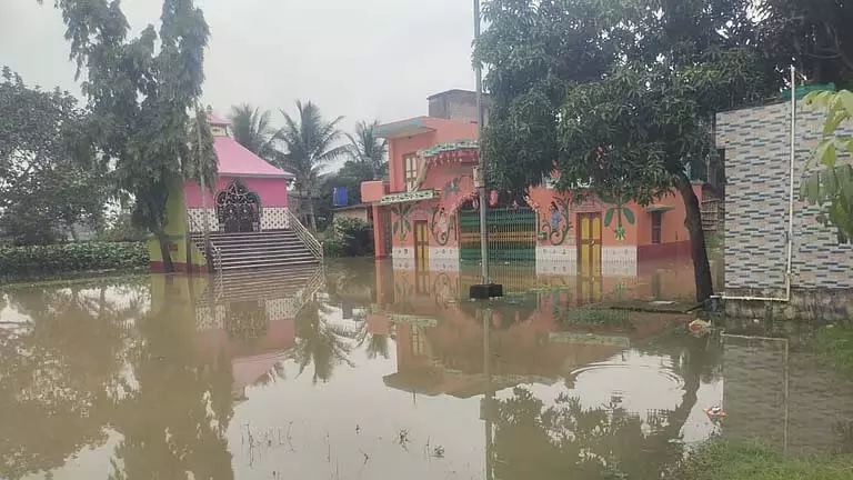 बांधों से पानी छोड़ा जा रहा है, जिससे अमता के विशाल क्षेत्र में बाढ़ आ रही है बांधों से पानी छोड़ा जा रहा है, जिससे अमता के विशाल क्षेत्र में बाढ़ आ रही है
