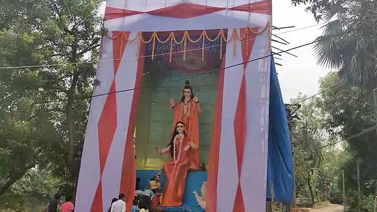 जिले में लक्ष्मी पूजा के लिए 25 फुट की मूर्ति, लक्ष्मी भंडार द्वारा वित्त पोषित जिले में लक्ष्मी पूजा के लिए 25 फुट की मूर्ति, लक्ष्मी भंडार द्वारा वित्त पोषित
