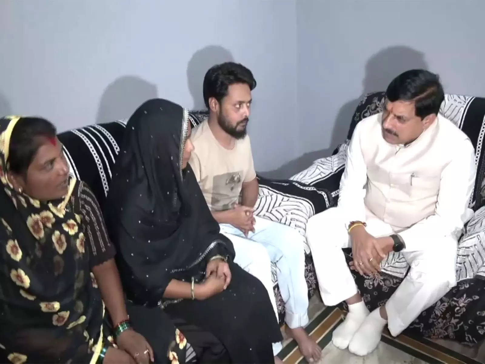 CM मोहन यादव ने छिंदवाड़ा कफ सिरप पीड़ित परिवारों से की मुलाकात CM मोहन यादव ने छिंदवाड़ा कफ सिरप पीड़ित परिवारों से की मुलाकात