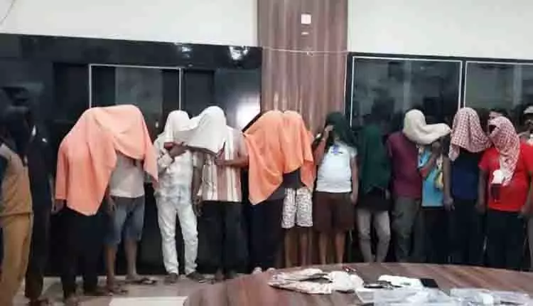 Bargarh पुलिस ने कफ सिरप तस्करी रैकेट का भंडाफोड़ किया Bargarh पुलिस ने कफ सिरप तस्करी रैकेट का भंडाफोड़ किया