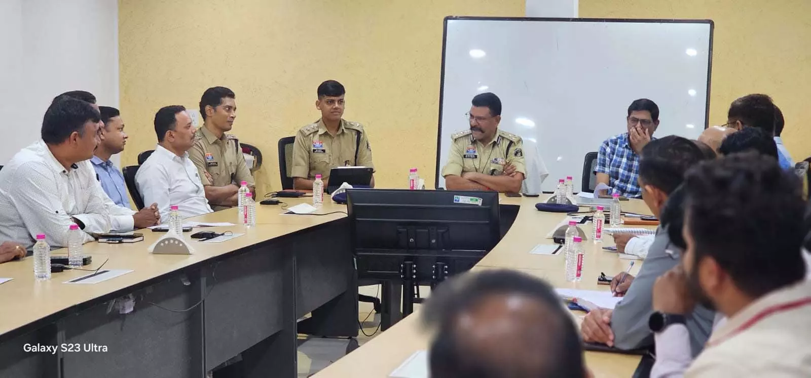 रायपुर में पुलिस और बैंकों के लीगल हेड्स की अहम बैठक, SSP हुए शामिल रायपुर में पुलिस और बैंकों के लीगल हेड्स की अहम बैठक, SSP हुए शामिल