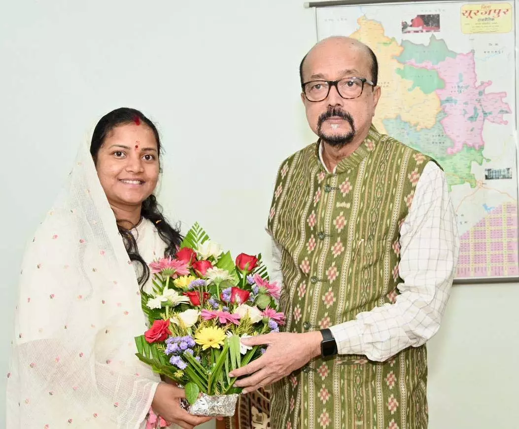 महिला एवं बाल विकास मंत्री लक्ष्मी राजवाड़े ने राज्यपाल रमेन डेका से की सौजन्य भेंट महिला एवं बाल विकास मंत्री लक्ष्मी राजवाड़े ने राज्यपाल रमेन डेका से की सौजन्य भेंट