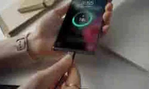 Galaxy Phone Battery: गैलेक्सी फोन की बैटरी पूरे दिन नहीं चलती है, तो इन सुझावों को आजमाएं Galaxy Phone Battery: गैलेक्सी फोन की बैटरी पूरे दिन नहीं चलती है, तो इन सुझावों को आजमाएं