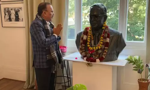 Jaipur: अंबेडकर की प्रतिमा पर लंदन में देवनानी ने अर्पित किए पुष्प Jaipur: अंबेडकर की प्रतिमा पर लंदन में देवनानी ने अर्पित किए पुष्प