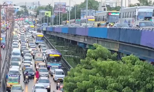 छुट्टियों के बाद चेन्नई लौट रहे लोग: टोल बूथों पर ट्रैफिक जाम