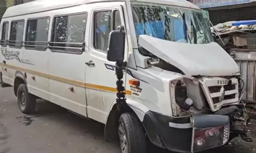 टैंपो ट्रैवलर बस स्टॉप पर Bus से टकराया, एक की मौत, 6 घायल टैंपो ट्रैवलर बस स्टॉप पर Bus से टकराया, एक की मौत, 6 घायल