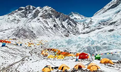 माउंट एवरेस्ट पर भारी बर्फबारी: 1,000 पर्वतारोहियों के लिए बचाव अभियान जारी