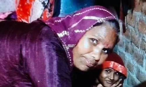 Indore : चलती बाइक से गिरकर बुजुर्ग महिला की मौत Indore : चलती बाइक से गिरकर बुजुर्ग महिला की मौत