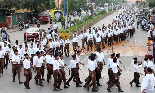 Indore : 34 स्थानों पर आरएसएस के जुलूस में 2 लाख से अधिक लोग शामिल हुए Indore : 34 स्थानों पर आरएसएस के जुलूस में 2 लाख से अधिक लोग शामिल हुए