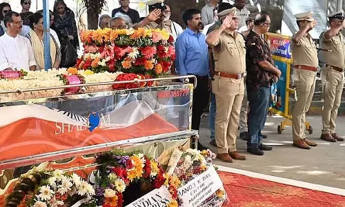 Karnataka : वरिष्ठ पत्रकार TJS जॉर्ज लीना समेत पांच लोगों का निधन Karnataka : वरिष्ठ पत्रकार TJS जॉर्ज लीना समेत पांच लोगों का निधन