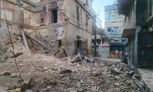 जर्जर इमारत ढहने से तीन की मौत, दो घायल