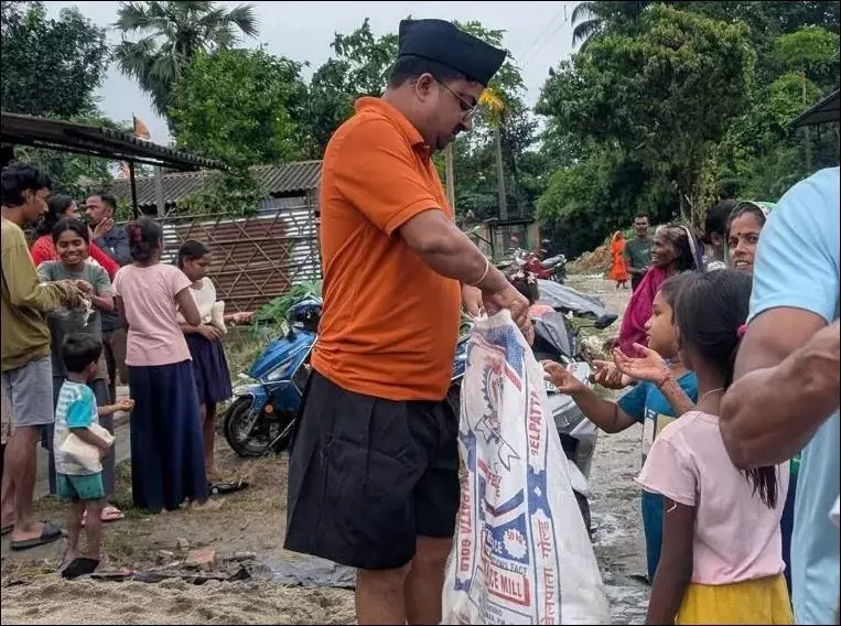 Kolkata: संकटमोचक बने RSS स्वयंसेवक, बाढ़ प्रभावित इलाकों में राहत कार्य Kolkata: संकटमोचक बने RSS स्वयंसेवक, बाढ़ प्रभावित इलाकों में राहत कार्य