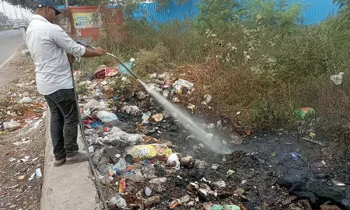 कचरा जलाने पर प्रतिबंध की धज्जियां उड़ीं; जोन 17 के निवासियों ने BMC कर्मचारियों पर कचरा जलाने का आरोप लगाया कचरा जलाने पर प्रतिबंध की धज्जियां उड़ीं; जोन 17 के निवासियों ने BMC कर्मचारियों पर कचरा जलाने का आरोप लगाया