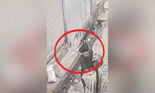 छात्रा से युवक ने छेड़छाड़ और बदसलूकी की, अब पुलिस के सामने गिड़गिड़ा रहा छात्रा से युवक ने छेड़छाड़ और बदसलूकी की, अब पुलिस के सामने गिड़गिड़ा रहा