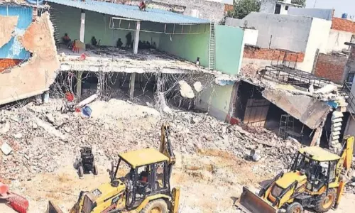 Bareilly: नफीस का बरातघर जमींदोज, तौकीर के करीबी पर हमले की खबर Bareilly: नफीस का बरातघर जमींदोज, तौकीर के करीबी पर हमले की खबर
