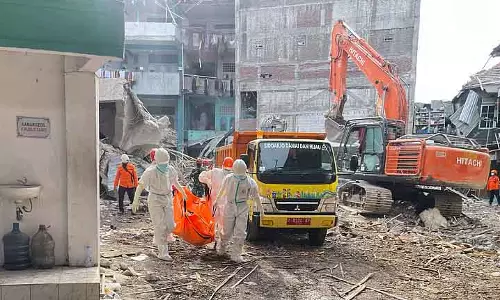 इंडोनेशिया में स्कूल भवन ढहने से मृतकों की संख्या बढ़कर 54 हुई