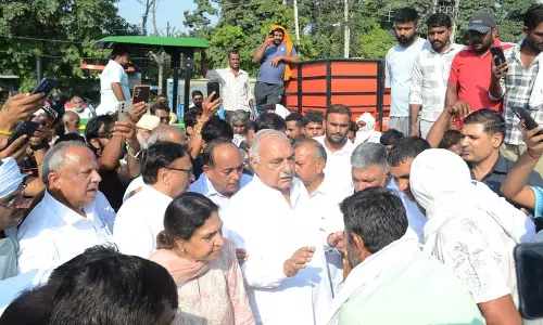 Karnal  के किसानों और आढ़तियों ने मंडी में धान की खरीद न होने पर किया विरोध प्रदर्शन