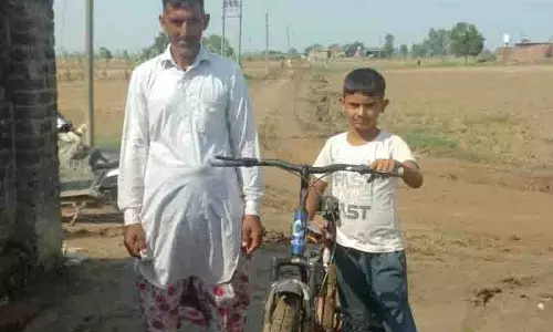 Punjab: बाढ़ प्रभावित किसान के बेटे को सामुदायिक सहयोग से मिली साइकिल Punjab: बाढ़ प्रभावित किसान के बेटे को सामुदायिक सहयोग से मिली साइकिल