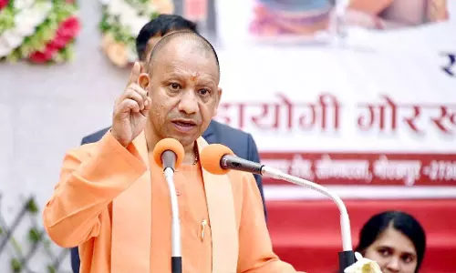 Varanasi: मुख्यमंत्री योगी ने मेधावी छात्रों को लैपटॉप और सिलाई मशीनें दीं Varanasi: मुख्यमंत्री योगी ने मेधावी छात्रों को लैपटॉप और सिलाई मशीनें दीं