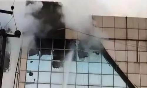 विशाल मेगा मार्ट में लगी भीषण आग, 2 मिनट पहले की घटना